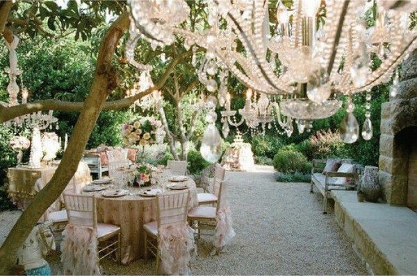 shabby-chic-wedding-decoration-ideas-garden-wedding-decor-crystal-chandelier